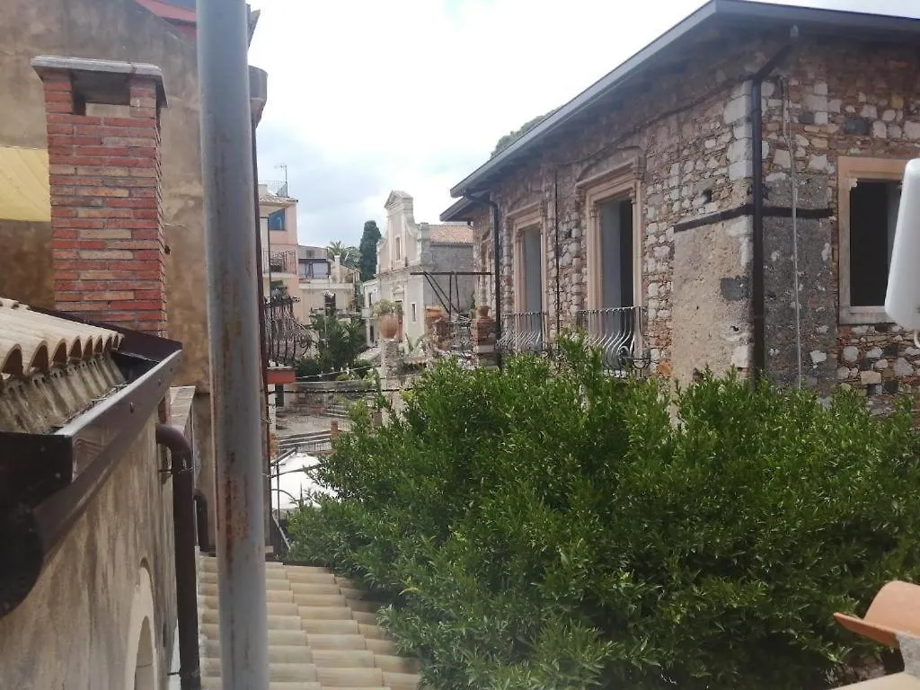 Bed & Breakfast Room Aly Art Apartment Taormina Italië